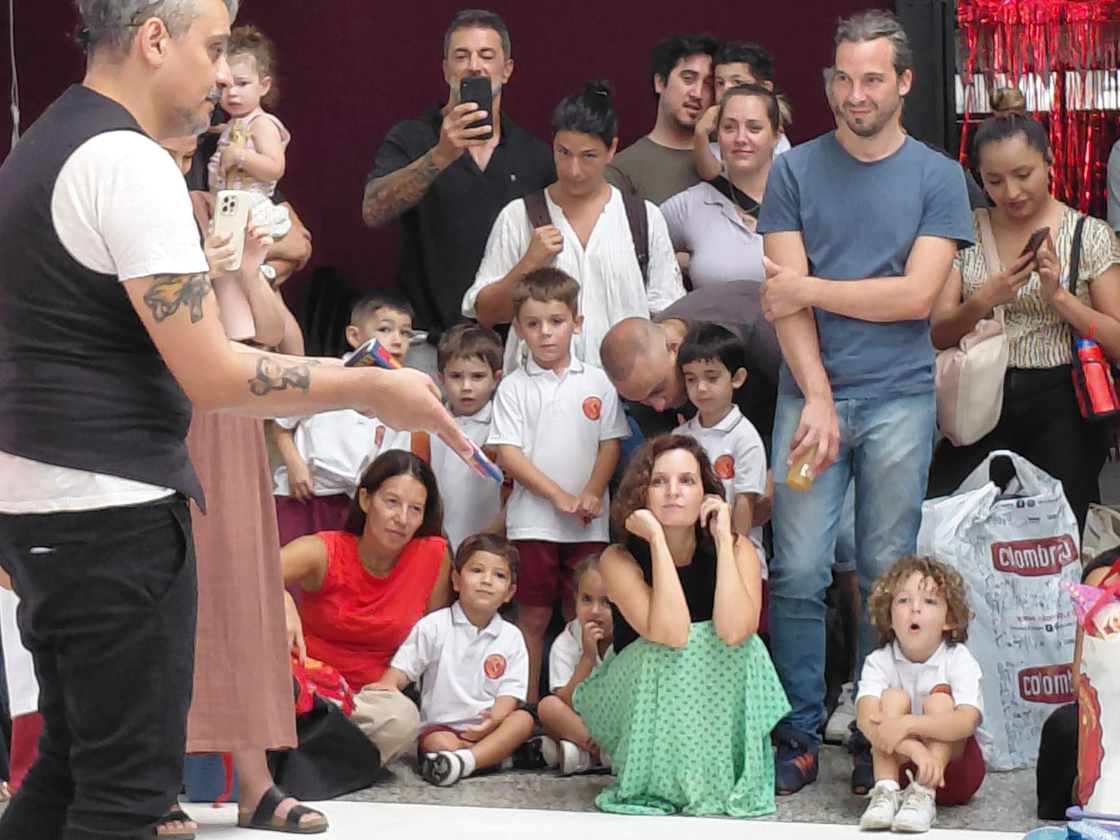 Grupo de alumnos de Nivel Inicial participando de una propuesta recreativa