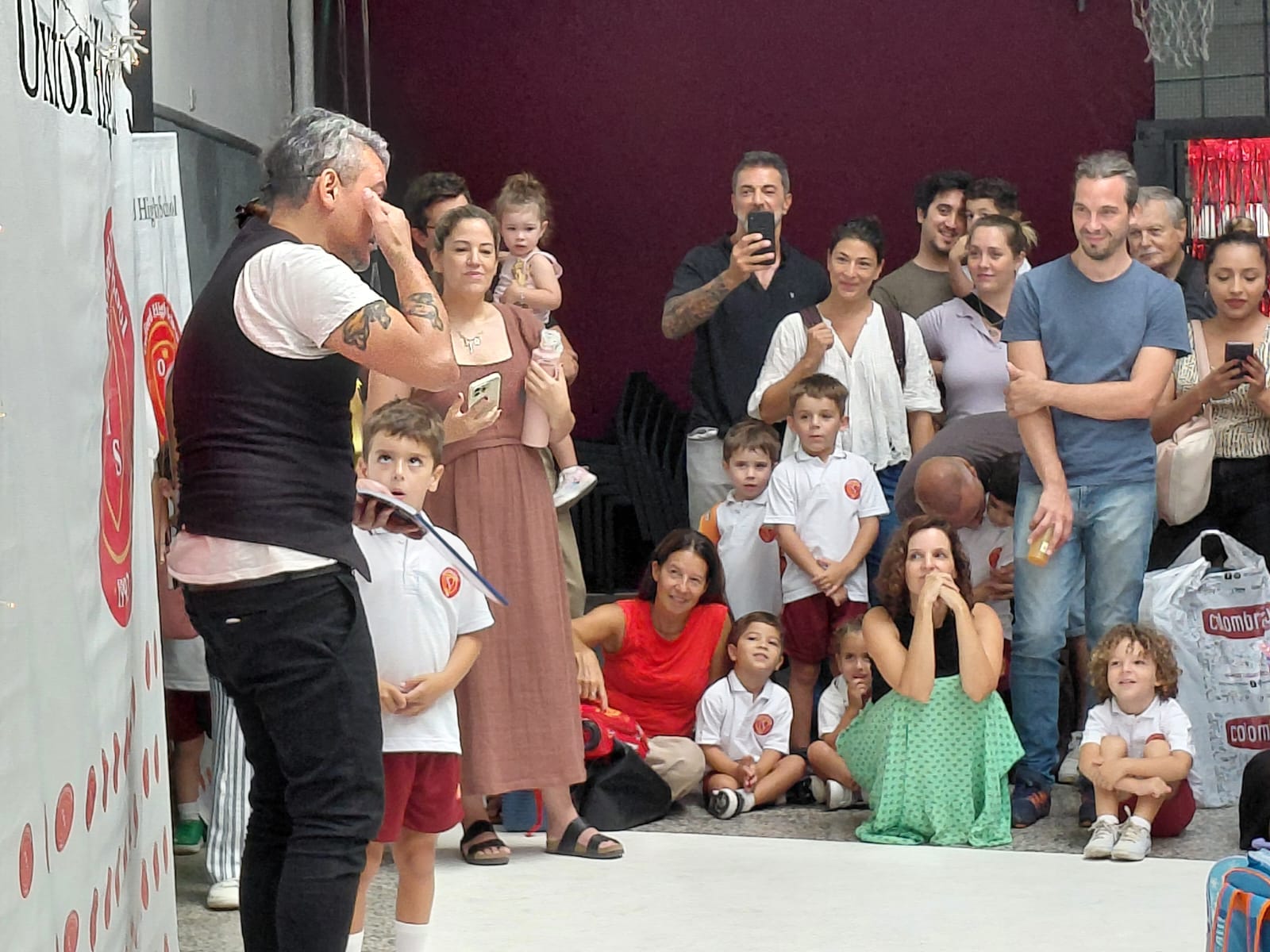 Infancias de Nivel Inicial disfrutando de una jornada de bienvenida en la escuela