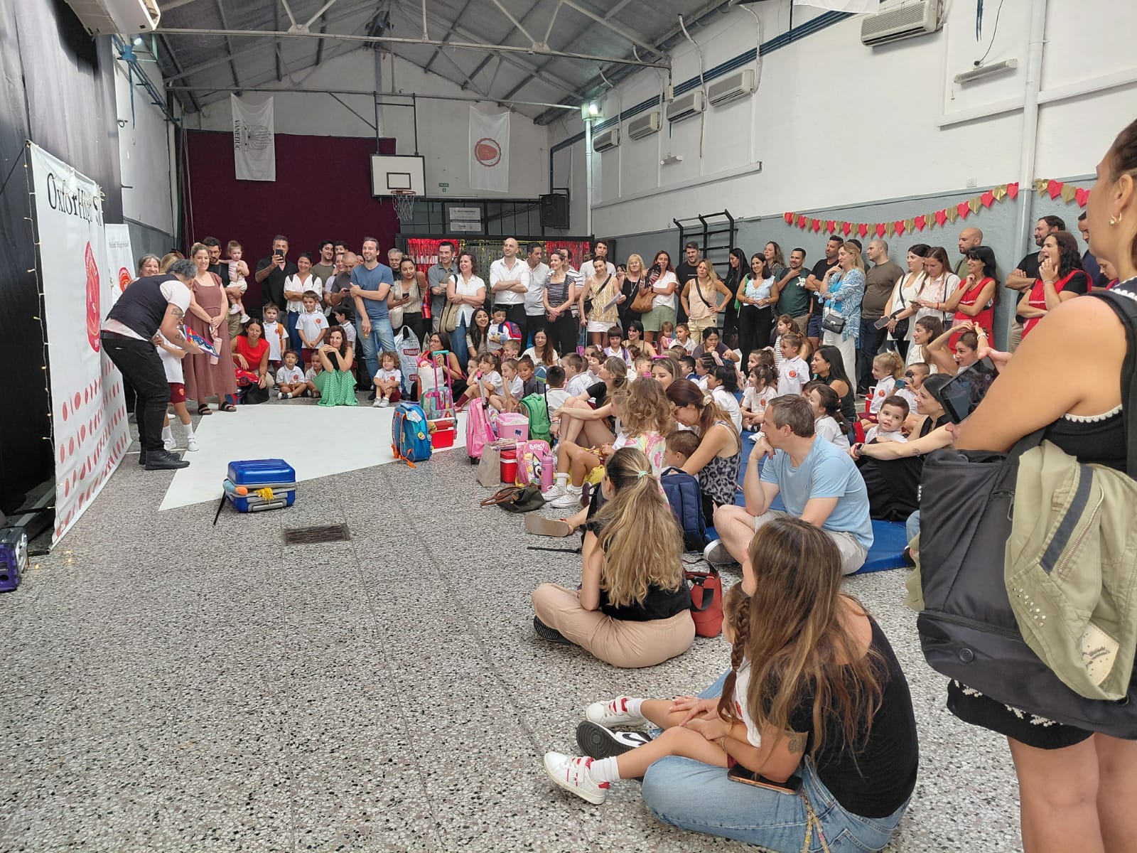 Familias y estudiantes acompañando un acto de inicio en Nivel Inicial
