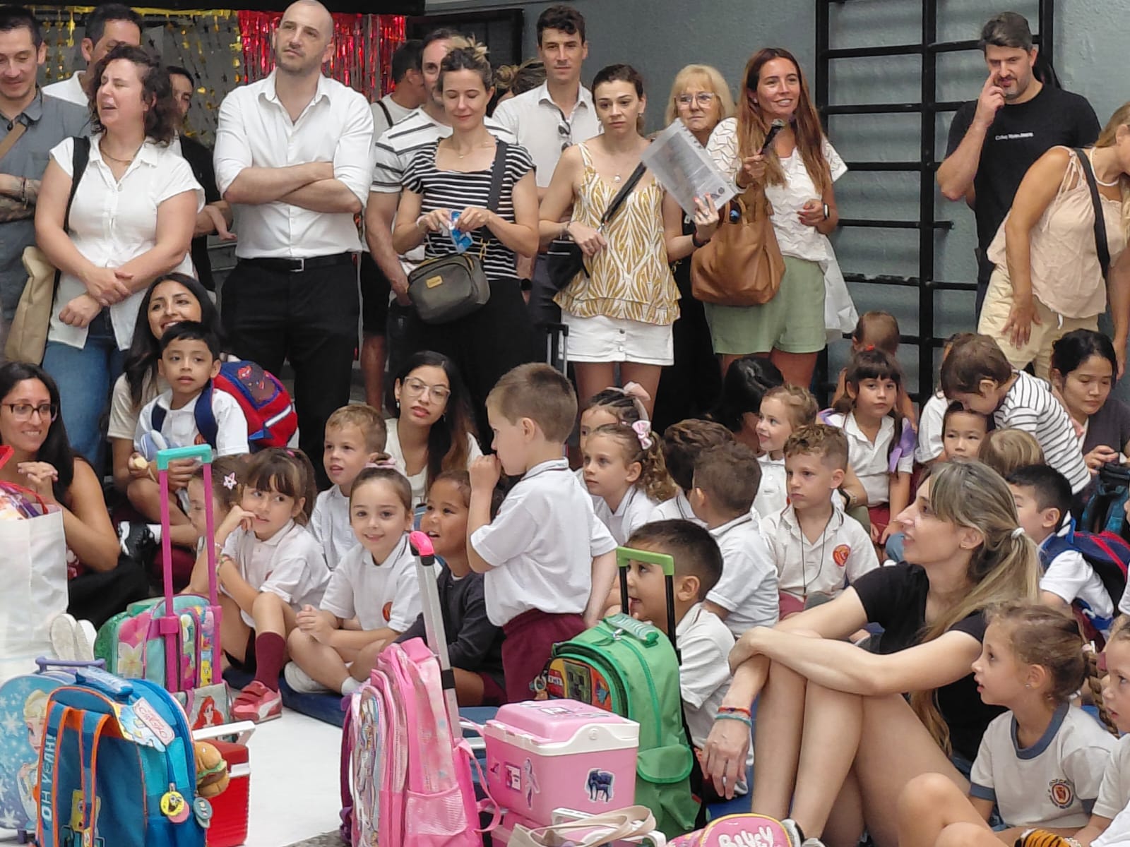Familias compartiendo un momento especial junto a estudiantes de Nivel Inicial