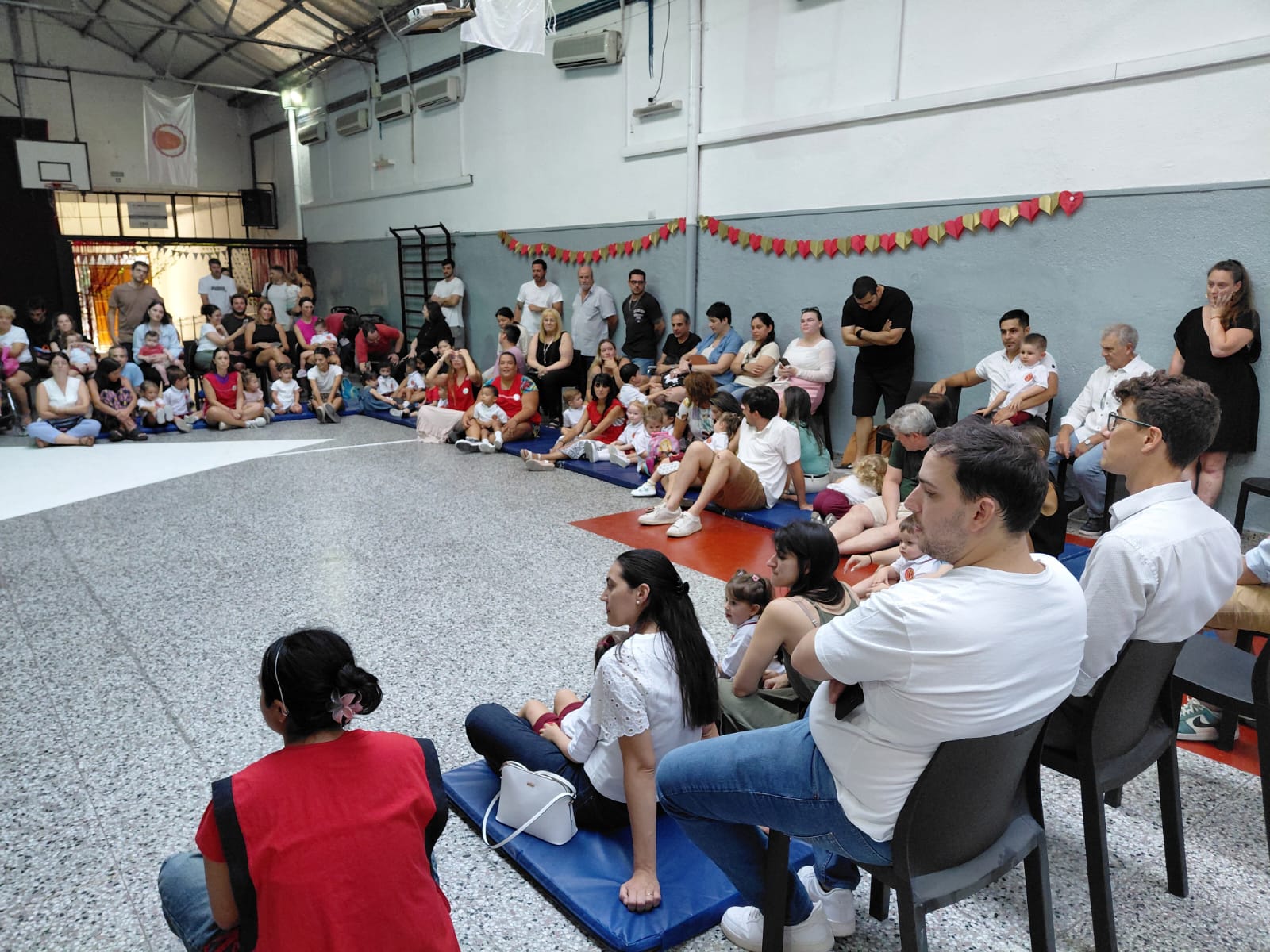 Estudiante de Nivel Inicial participando de una actividad al aire libre