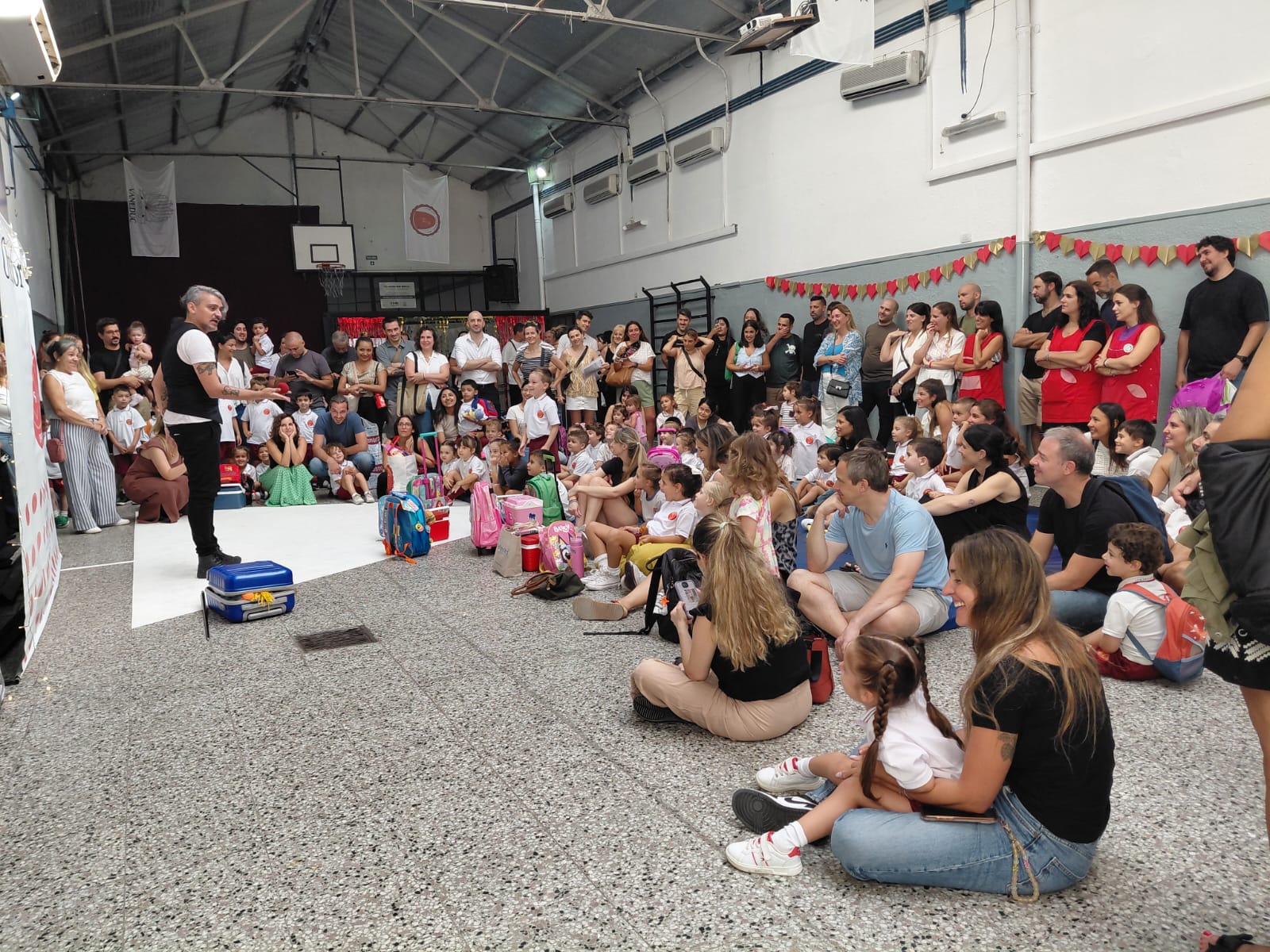 Niños y niñas de Nivel Inicial compartiendo una actividad en el patio escolar
