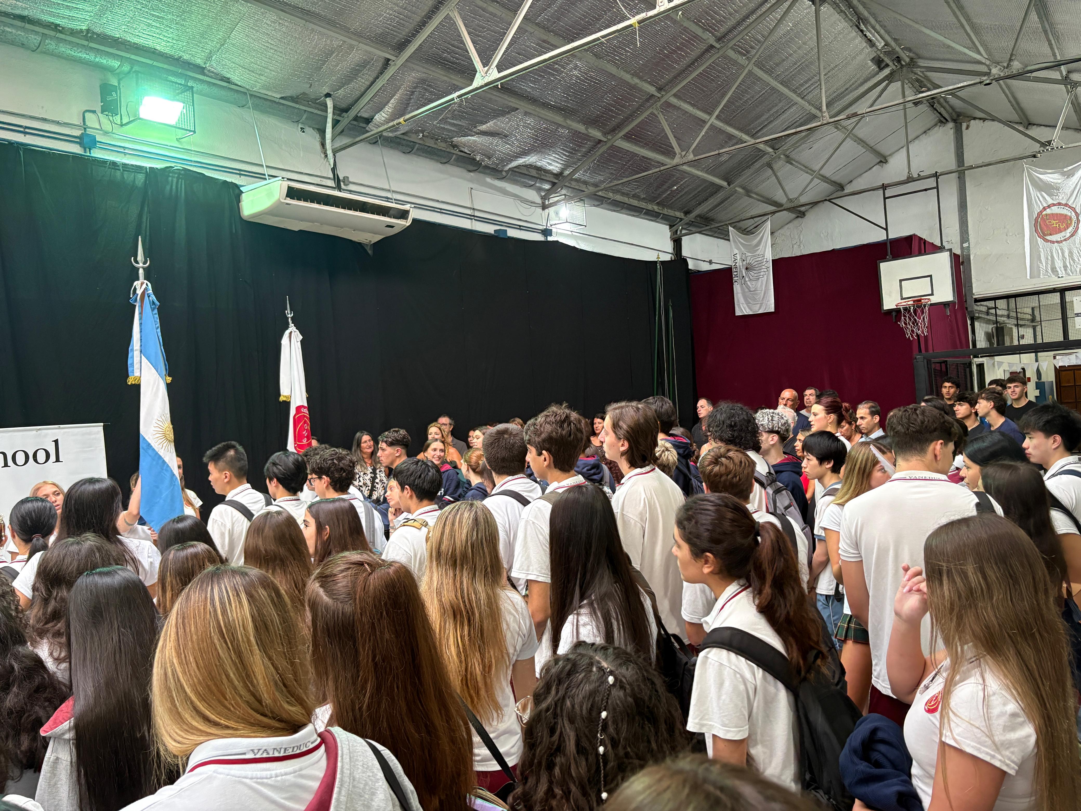 Alumnos formando durante el comienzo de clases 2026
