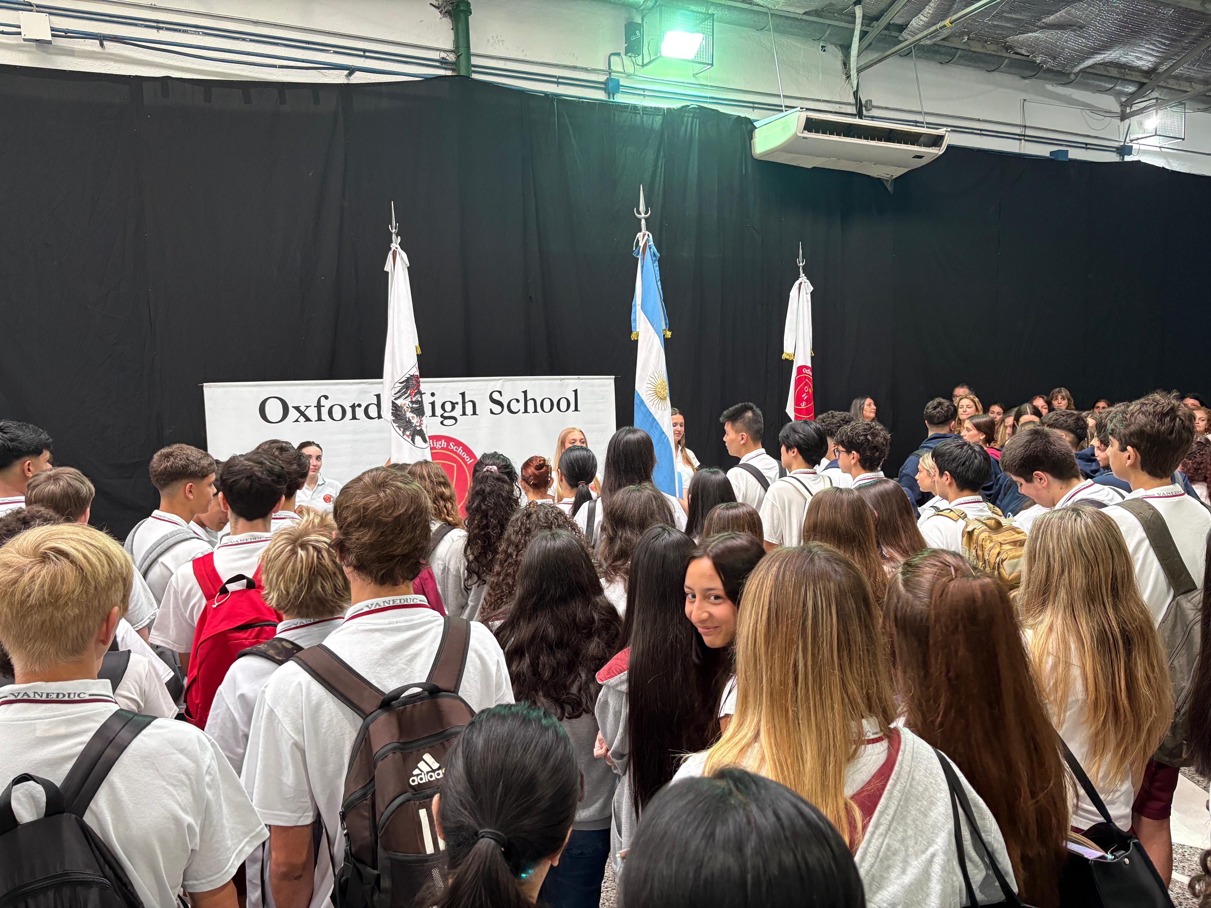 Alumnos formando durante el comienzo de clases 2026