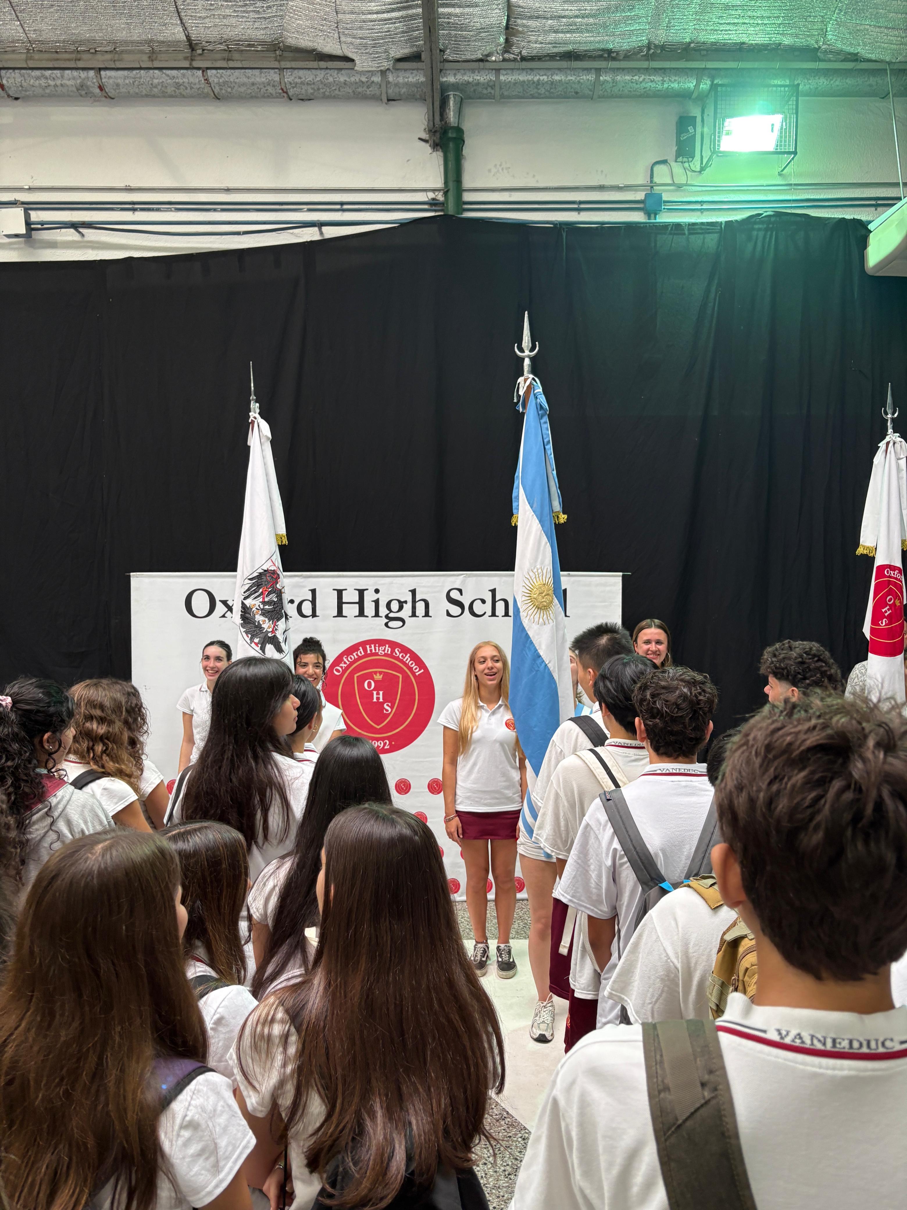 Alumnos formando durante el comienzo de clases 2026