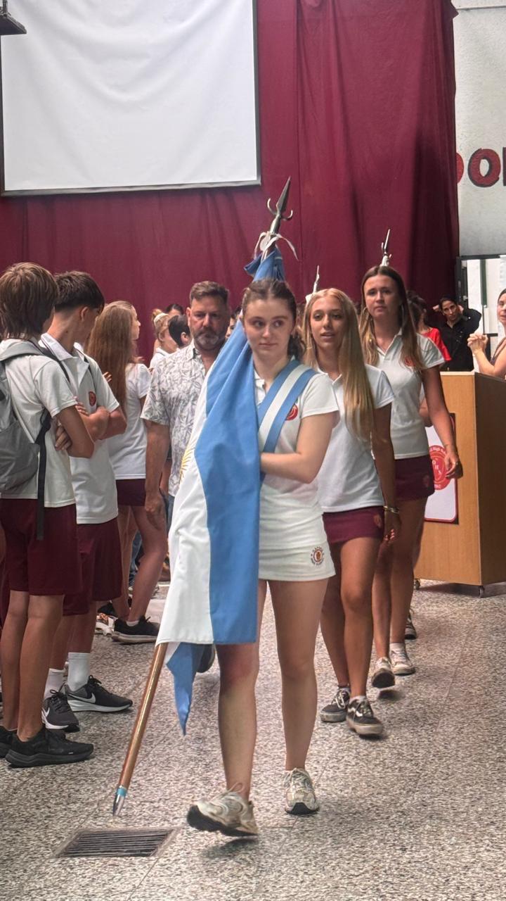 Abanderados caminando durante el acto de comienzo de clases 2026